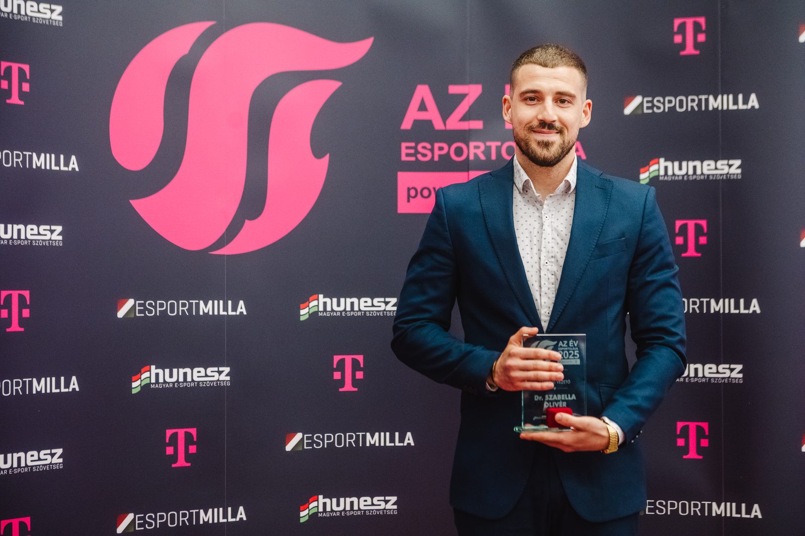 Dr. Oliver Szabella receiving the Esports Leader of the Year award